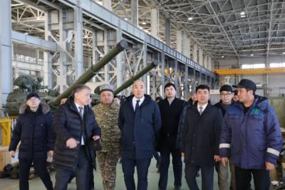 Minister Kanat Sharlapayev visited an armored plant